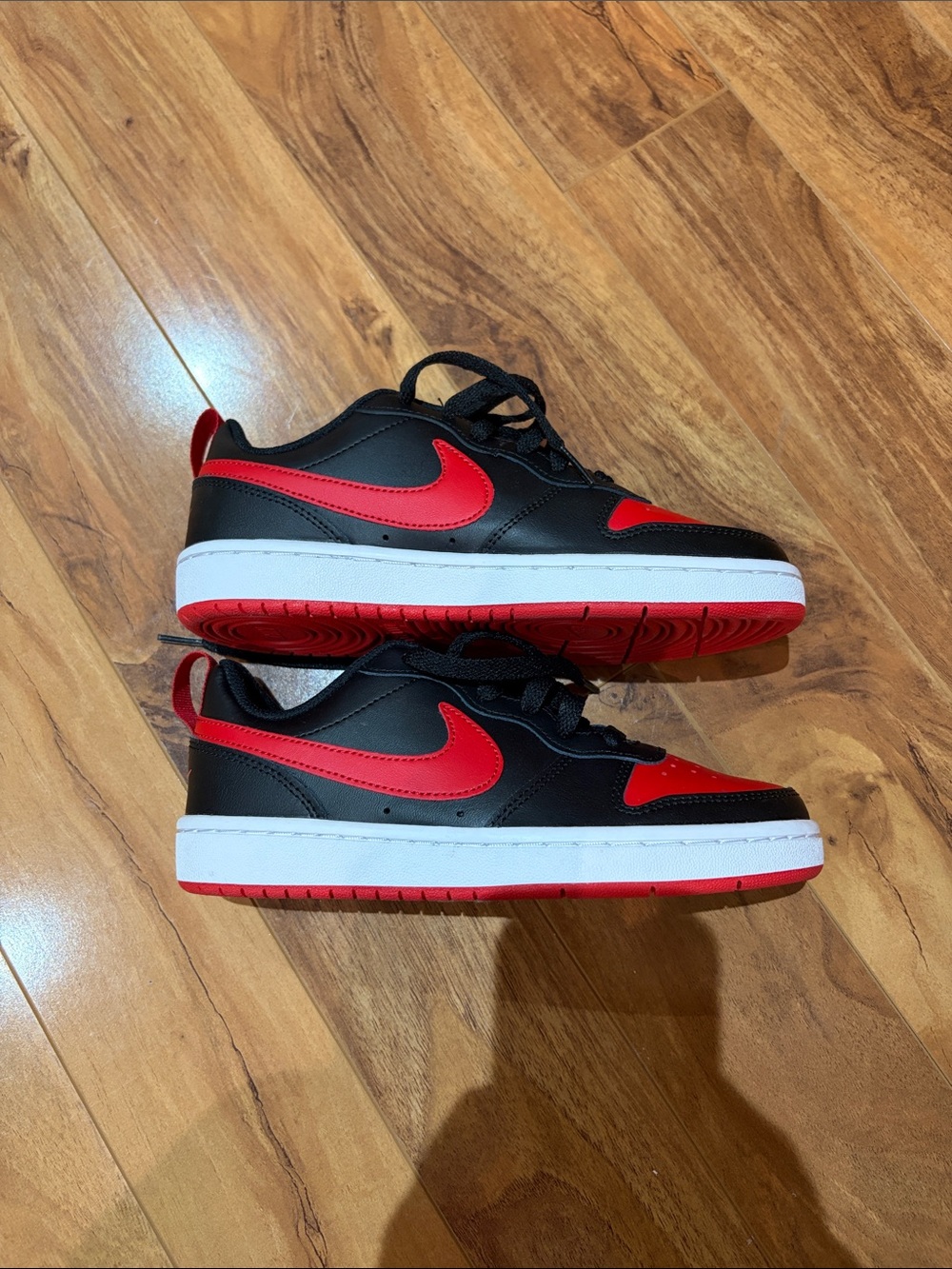 Nike Borough Kids Low-Top Athletic Sneakers in Black and Red size 4 - Picture 2 of 5